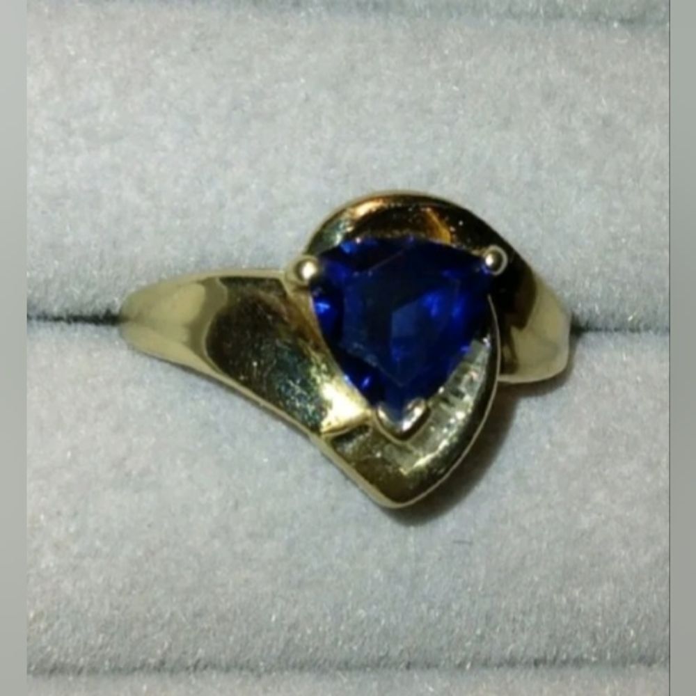 10kt yellow gold ring blue‎ stone with diamonds